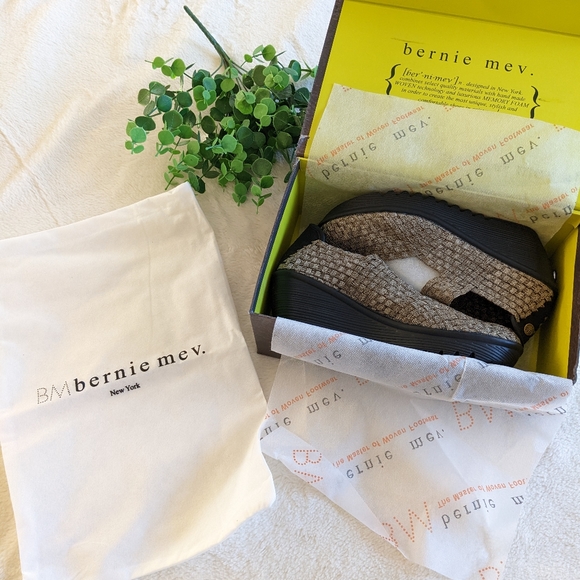 NWT Bernie Mev Mary Jane Wedges Size 8.5 - Picture 8 of 9